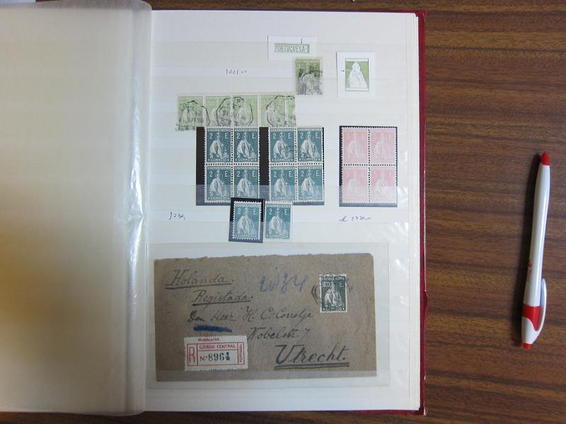 0007 (54).JPG -     Lote:    7      Ceres      Lotes Especiais       Descrição:         1924/26 &mdash; Ceres. Novas taxas e cores. Colecção em classificador, com selos novos e usados, simples e em múltiplos. Série em quadras, Variedades de clichés e erros. Inclui 7 provas e 37 exemplares, entre cartas e postais ilustrados, em todas as taxas, com excepção dos valores de 10E e 20E. 95% dos selos novos em excelente estado sem sinal de charneira. Todas as cartas de grande qualidade e em bom estado de conservação. Acompanham muitos desenhos de autoria de Eduardo Silva. Valor de catálogo dos selos novos de &euro; 32.000,00.        Lote       Valor Base:     &euro; 8.000,00     Valor Venda:     &euro; 8.000,00     
